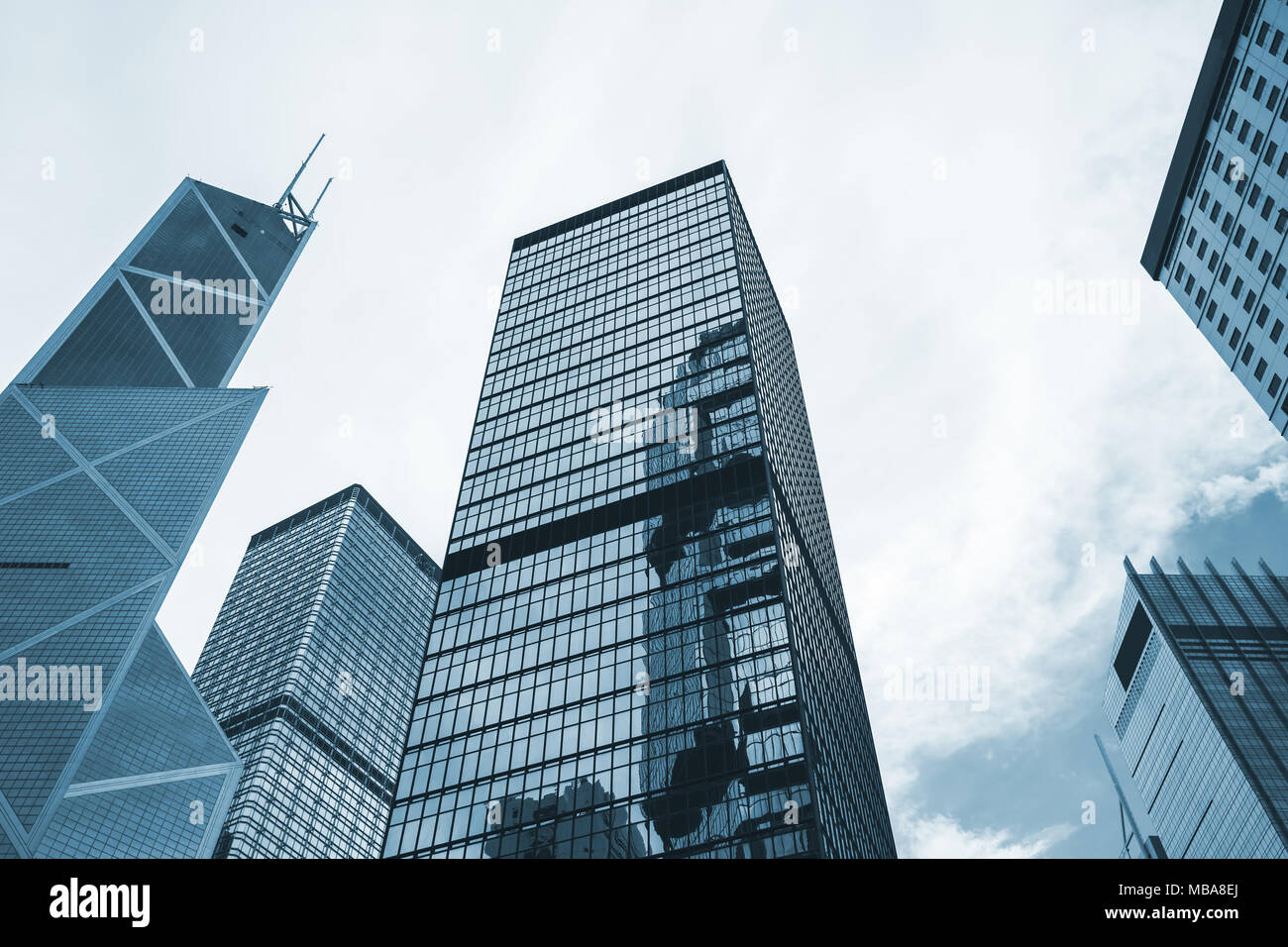 Moderno skyline della città con grattacieli, alto-aumento edifici per uffici di Hong Kong. Nei toni del blu foto in bianco e nero Foto Stock