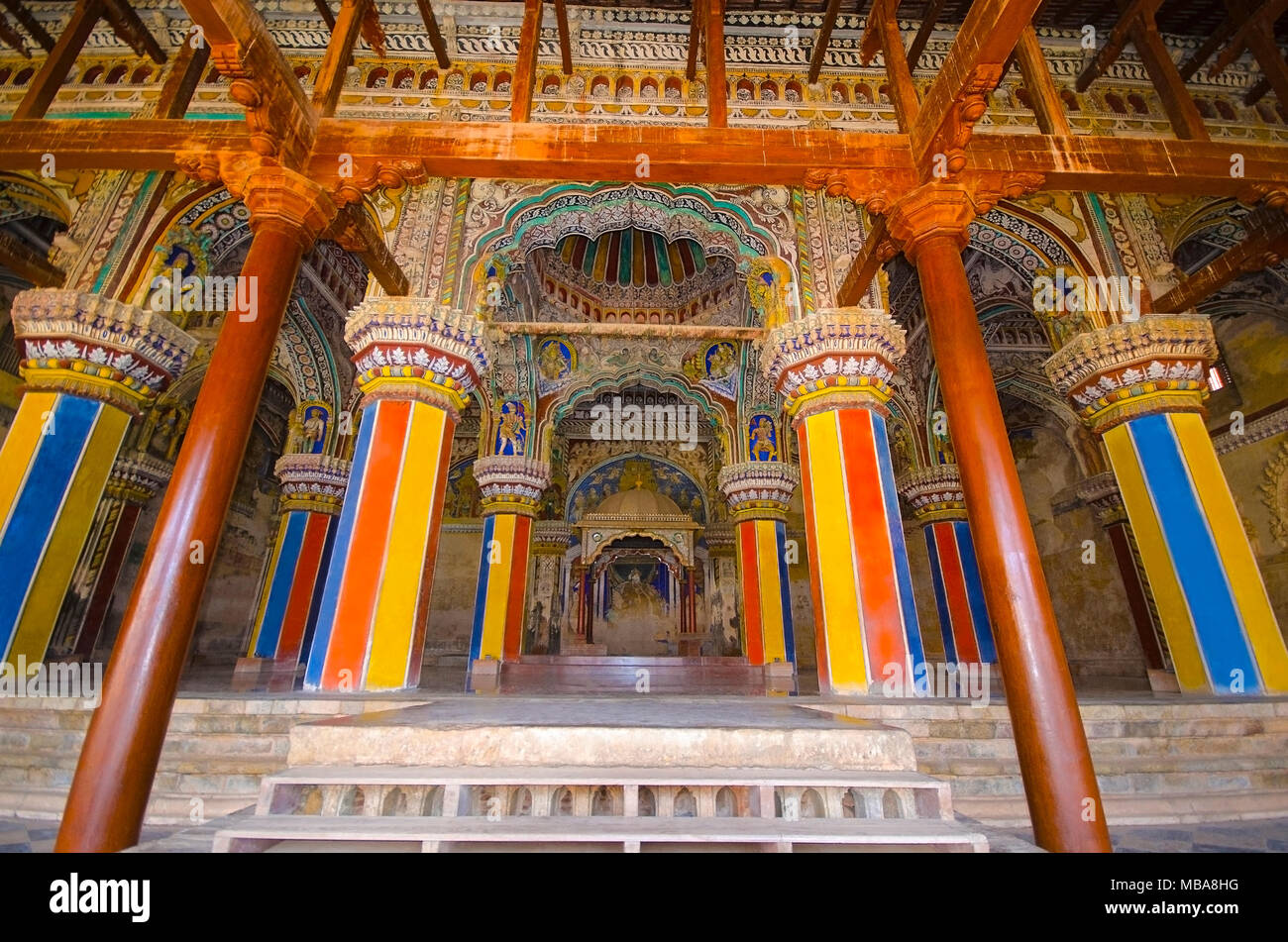 Interno del Durbar Hall, Thanjavur Maratti palace, a Thanjavur, Tamil Nadu, India. Conosciuto localmente come residenza della famiglia Bhonsle che governò th Foto Stock