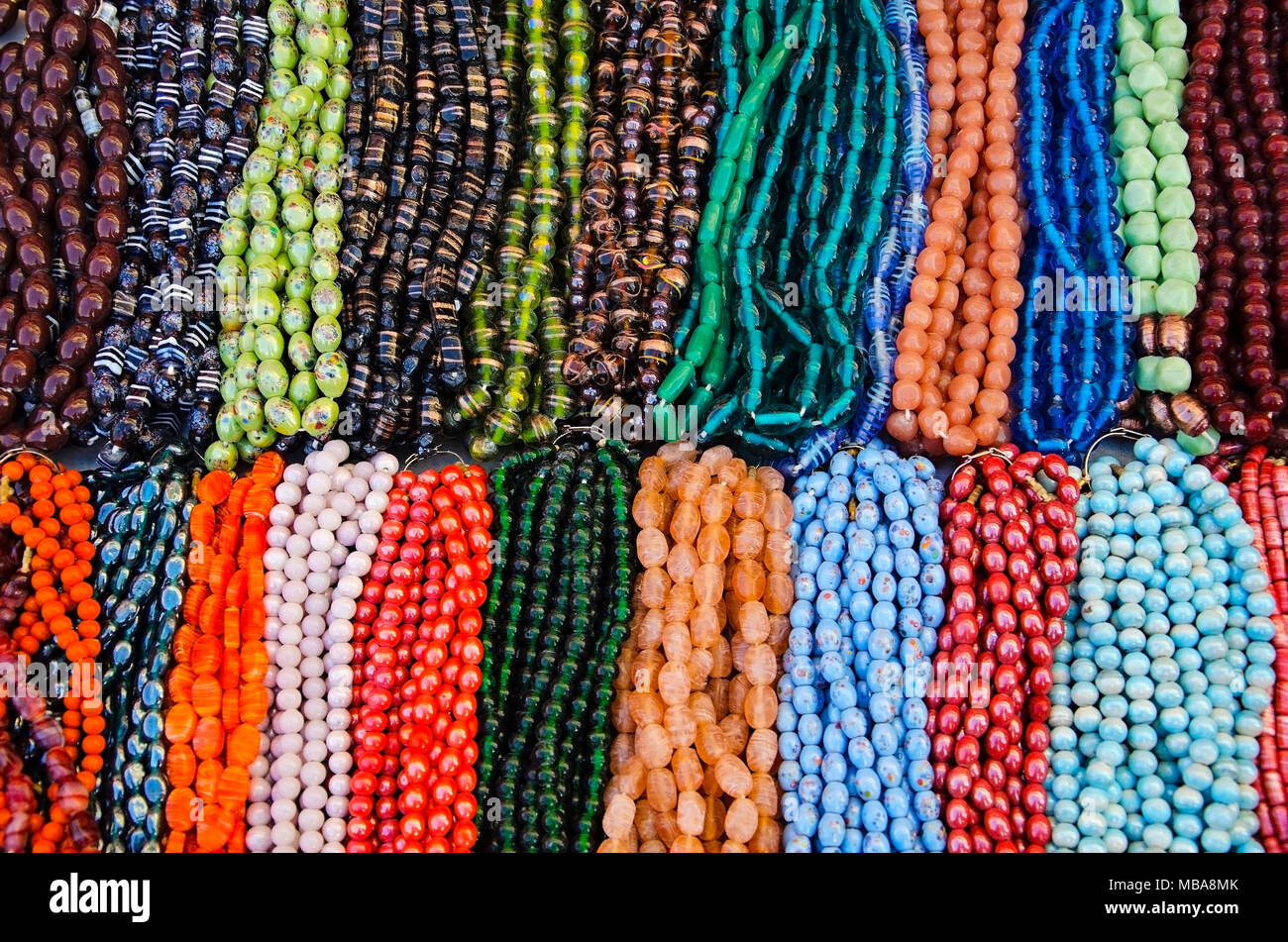 Un assortimento di perline colorate e gioielli, visualizzato vicino Kapaleeshwarar Tempio Mylapore, Chennai, nello Stato del Tamil Nadu, India Foto Stock