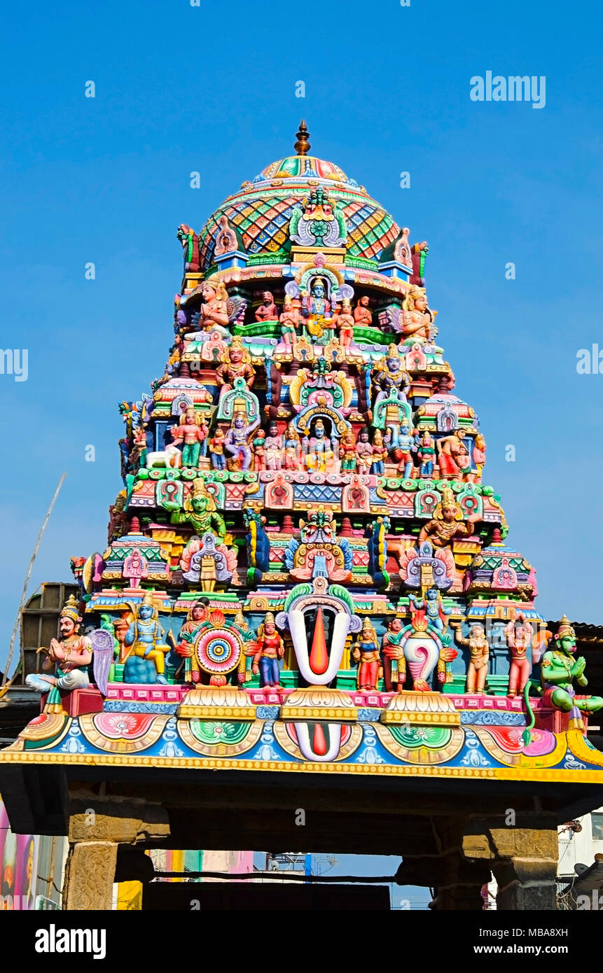 Gopuram colorati, Tempio Sarangapani, Kumbakonam, Tamil Nadu, India. Si tratta di una tra le tre principali santuari del signore Vishnu. Rinnovate durante il peri Foto Stock