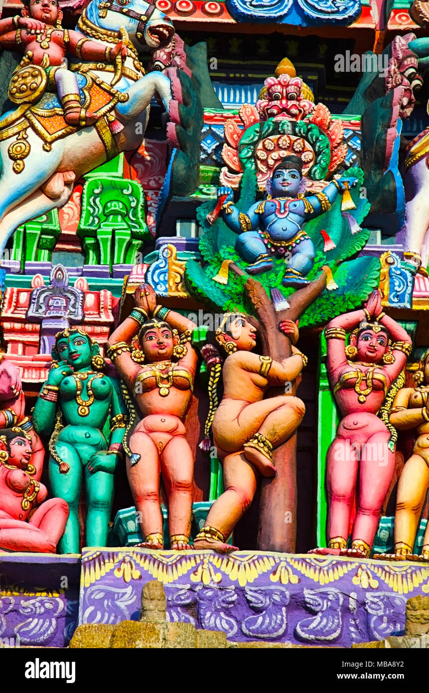 Idoli colorati sul Gopuram, Tempio Sarangapani, Kumbakonam, Tamil Nadu, India. Si tratta di una tra le tre principali santuari del signore Vishnu. Rinnovato du Foto Stock
