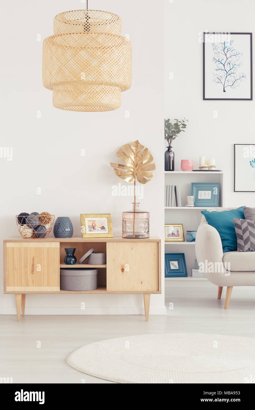 Interno di un moderno soggiorno con pouf in rattan Foto stock - Alamy