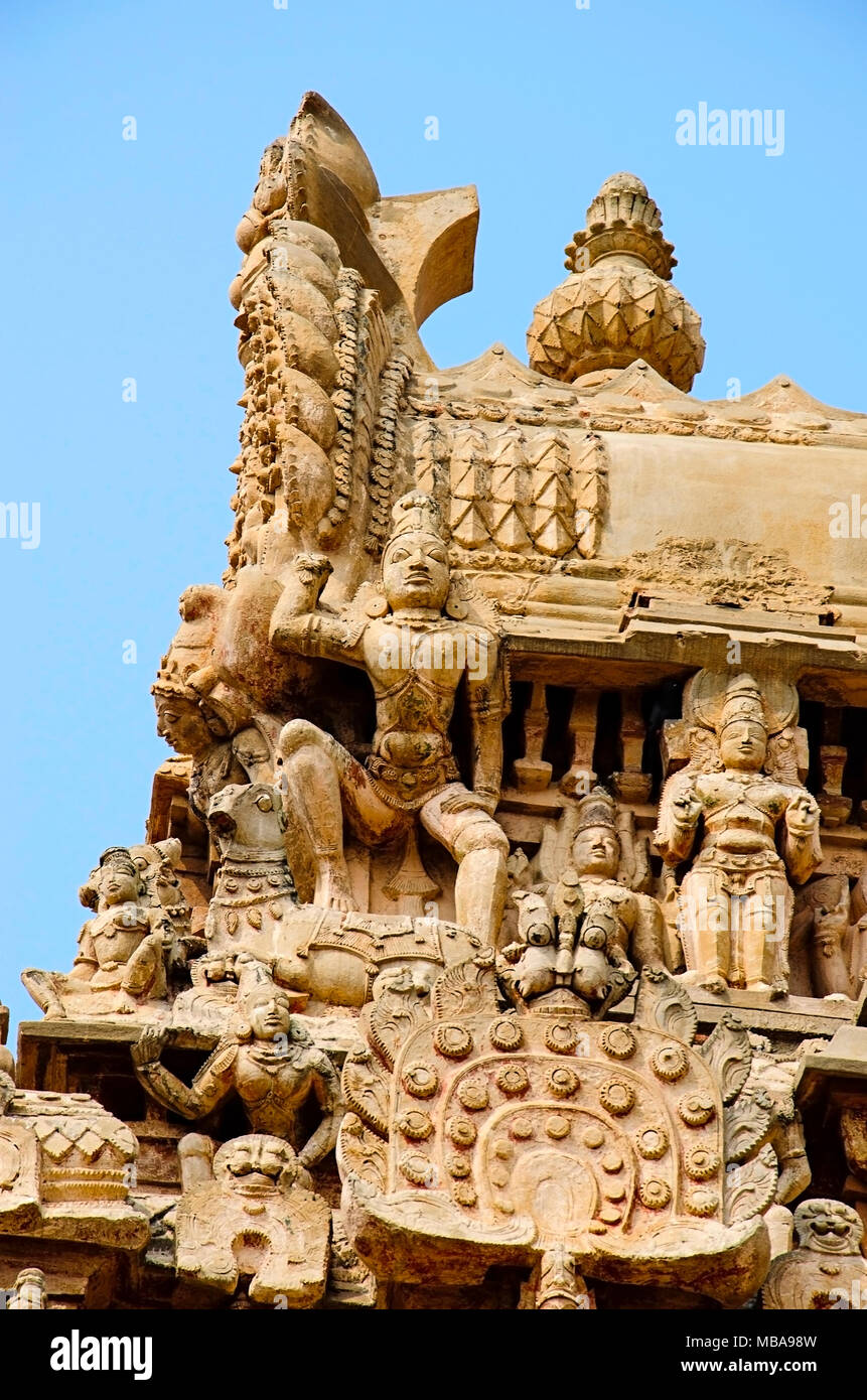 Dettagli del Gopuram scolpito del tempio Airavatesvara, Darasuram, nei pressi di Kumbakonam, Tamil Nadu, India. Hindu Shiva tempio del Tamil architettura, costruito da R Foto Stock