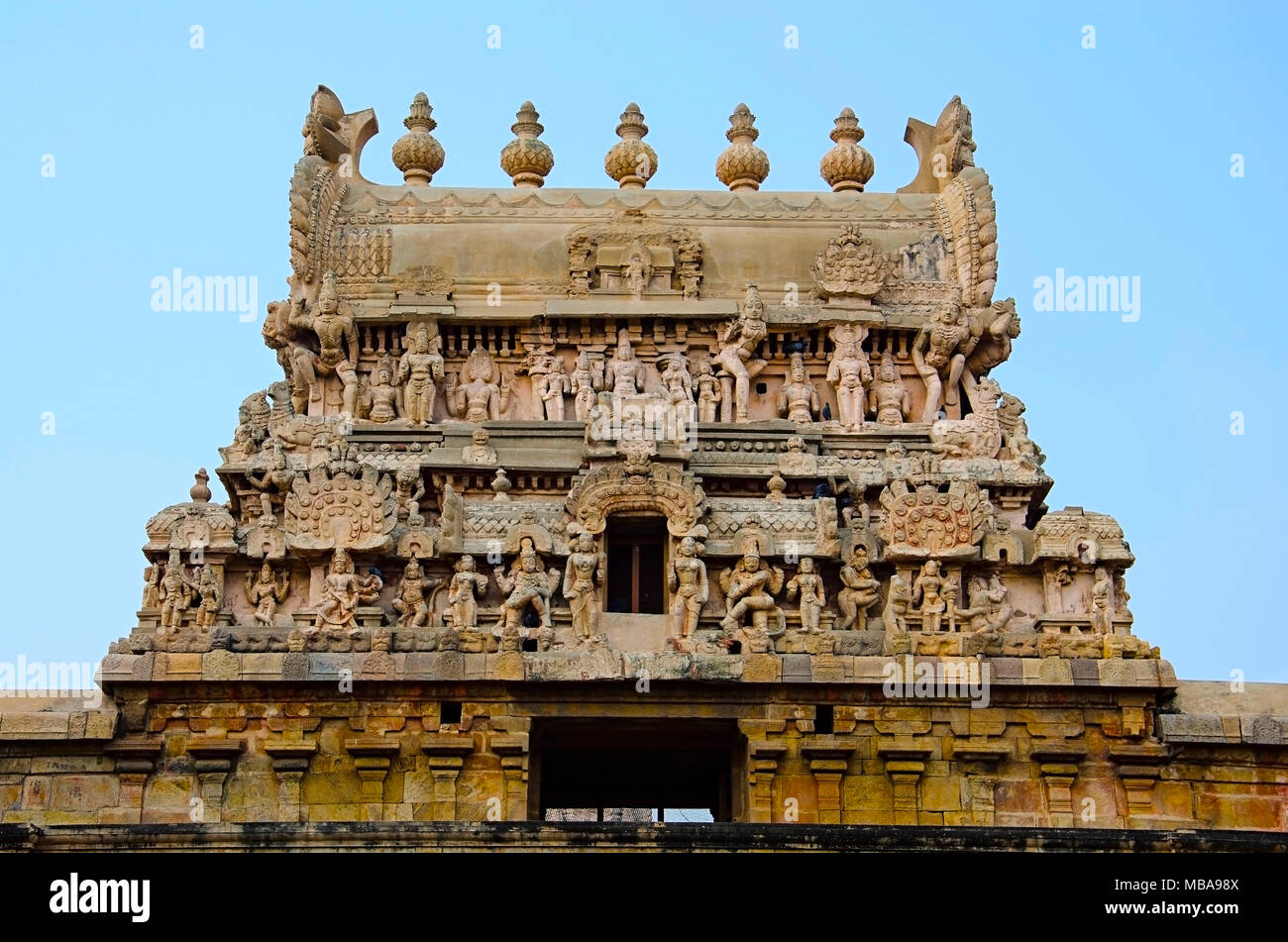 Dettagli del Gopuram scolpito del tempio Airavatesvara, Darasuram, nei pressi di Kumbakonam, Tamil Nadu, India. Hindu Shiva tempio del Tamil architettura, costruito da R Foto Stock