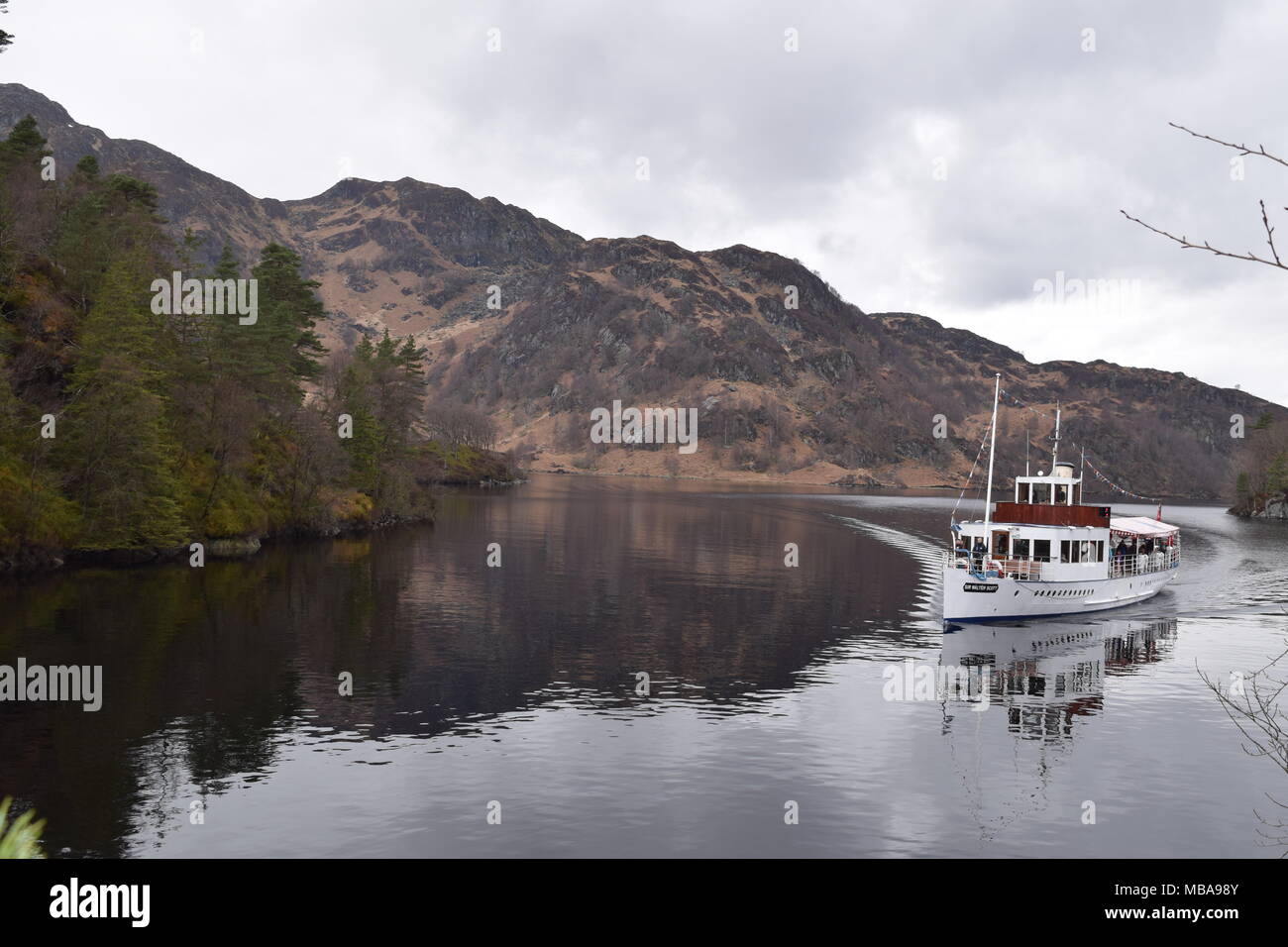 'Loch Katrine trossachs Highlands della Scozia'trossachs'highlands' 'Scotland'steamship' 'sir walter scott" "la signora del lago' 'beinn chabbair'. Foto Stock
