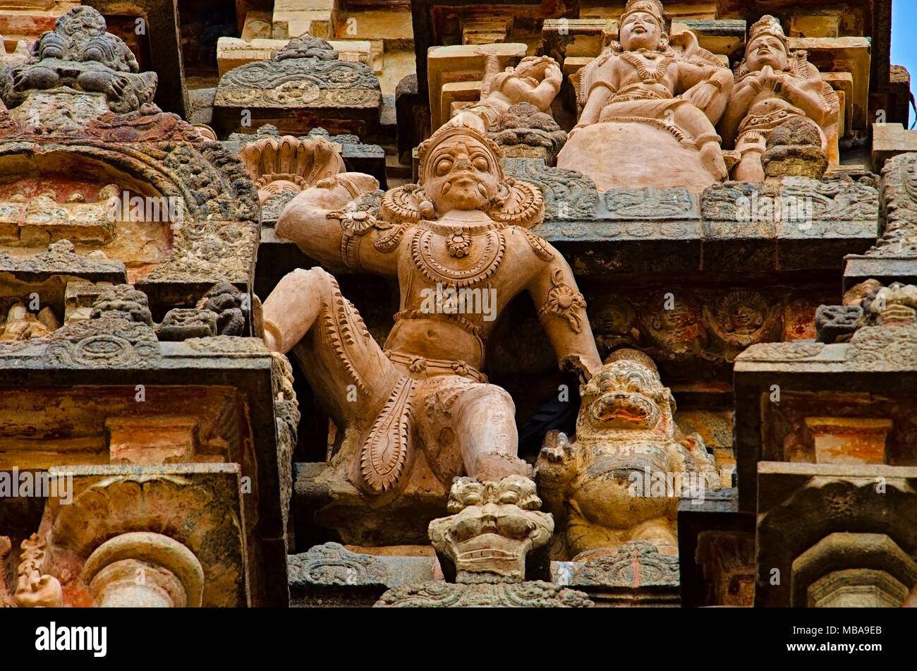 Il carving dettagli sulla parete esterna del tempio Airavatesvara, Darasuram, nei pressi di Kumbakonam, Tamil Nadu, India. Hindu tempio di Shiva di architettura Tamil, BU Foto Stock