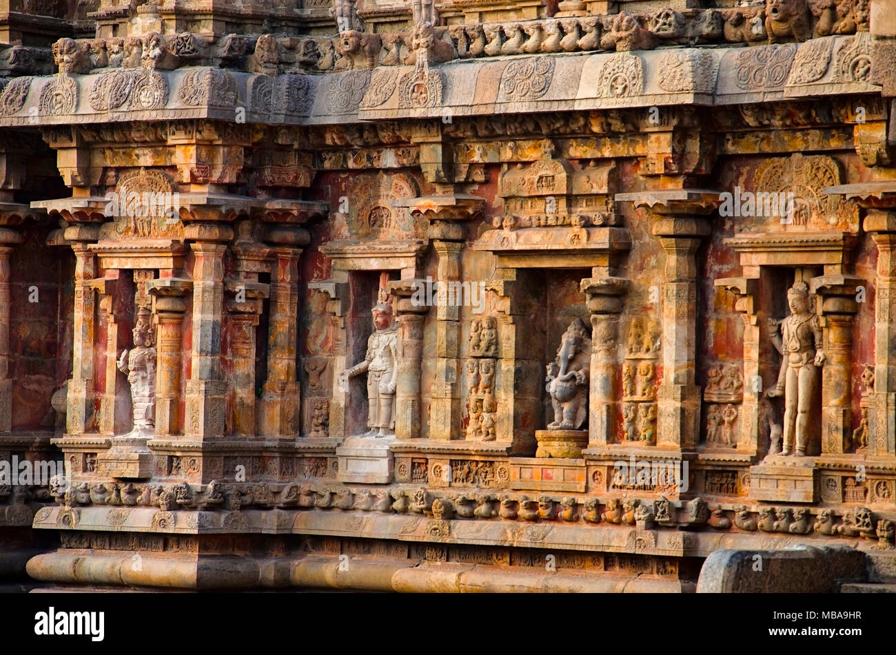 Idoli scolpiti sulla parete esterna del tempio Airavatesvara, Darasuram, nei pressi di Kumbakonam, Tamil Nadu, India. Hindu Shiva tempio del Tamil architettura, costruito Foto Stock