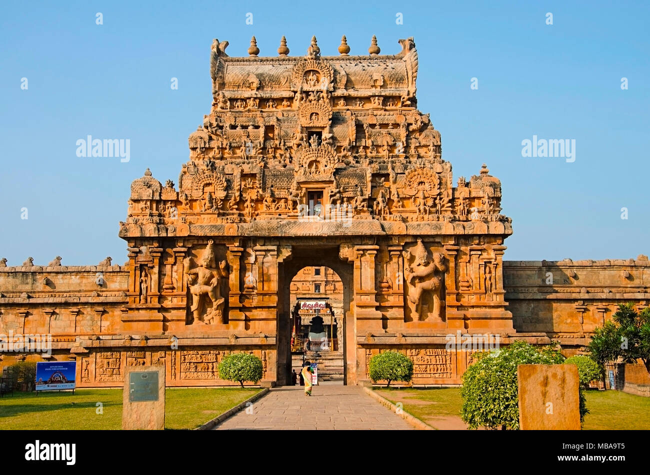 Scolpiti nella pietra e Gopuram cancello di ingresso del tempio di Brihadisvara Thanjavur, Tamil Nadu, India. Tempio indù dedicato al dio Shiva Foto Stock