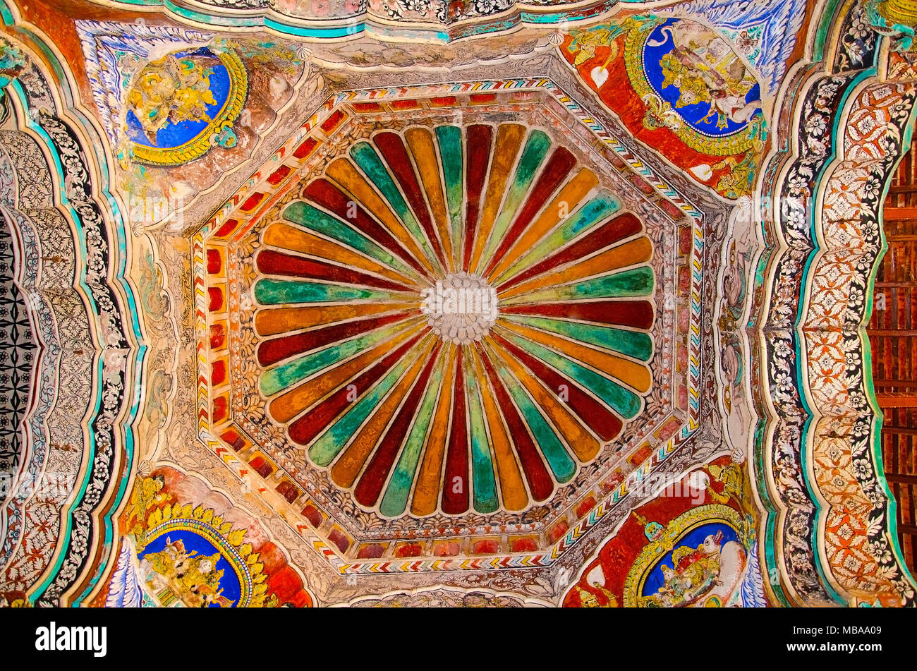 Colorati dipinti sulla parete di soffitto di Darbar Hall di Thanjavur Maratti palace, a Thanjavur, Tamil Nadu, India. Conosciuto localmente come residenza della Bh Foto Stock