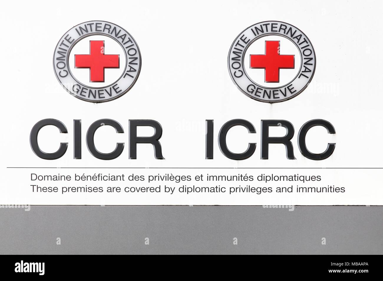 Ginevra, Svizzera - 1 Ottobre 2017: il logo del CICR in inglese e francese in un pannello Foto Stock