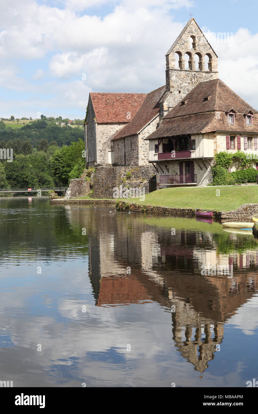 Beaulieu sur Dordogne e la cappella dei Penitenti lungo il fiume Dordogna, Francia Foto Stock