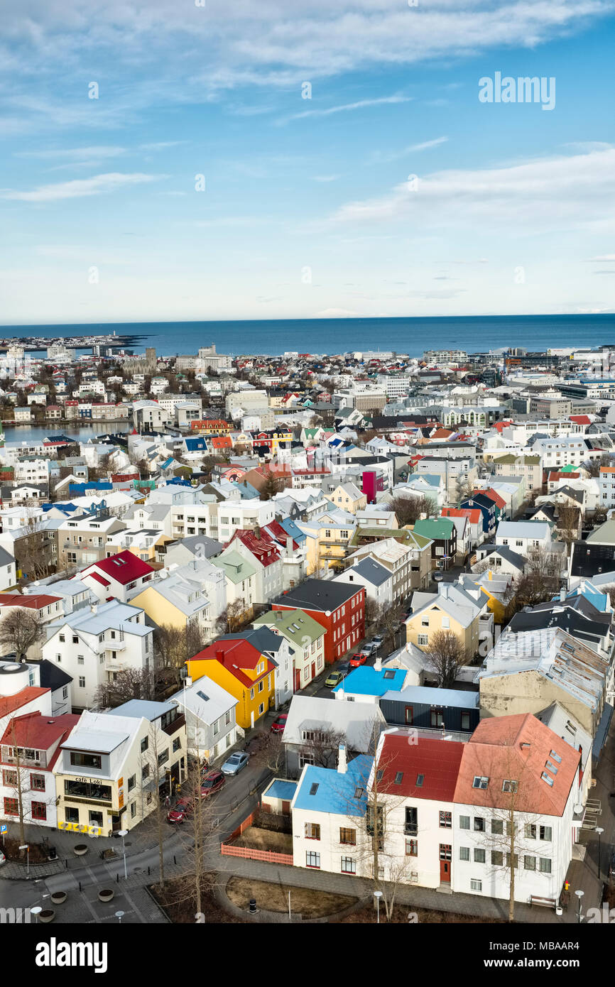 Reykjavik, Islanda. La vista dalla torre della chiesa Hallgrimskirkja oltre il dipinto luminosamente case nel centro della città Foto Stock