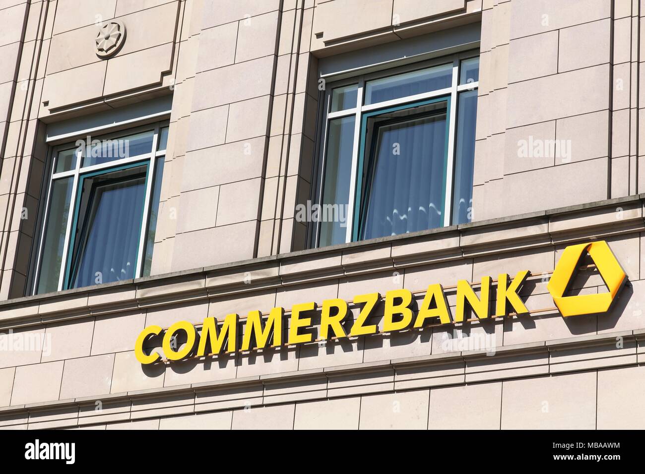 Kiel, Germania - 4 Giugno 2016: facciata della Commerzbank. Commerzbank AG è una società internazionale di servizi bancari e finanziari società fondata nel 1870 Foto Stock