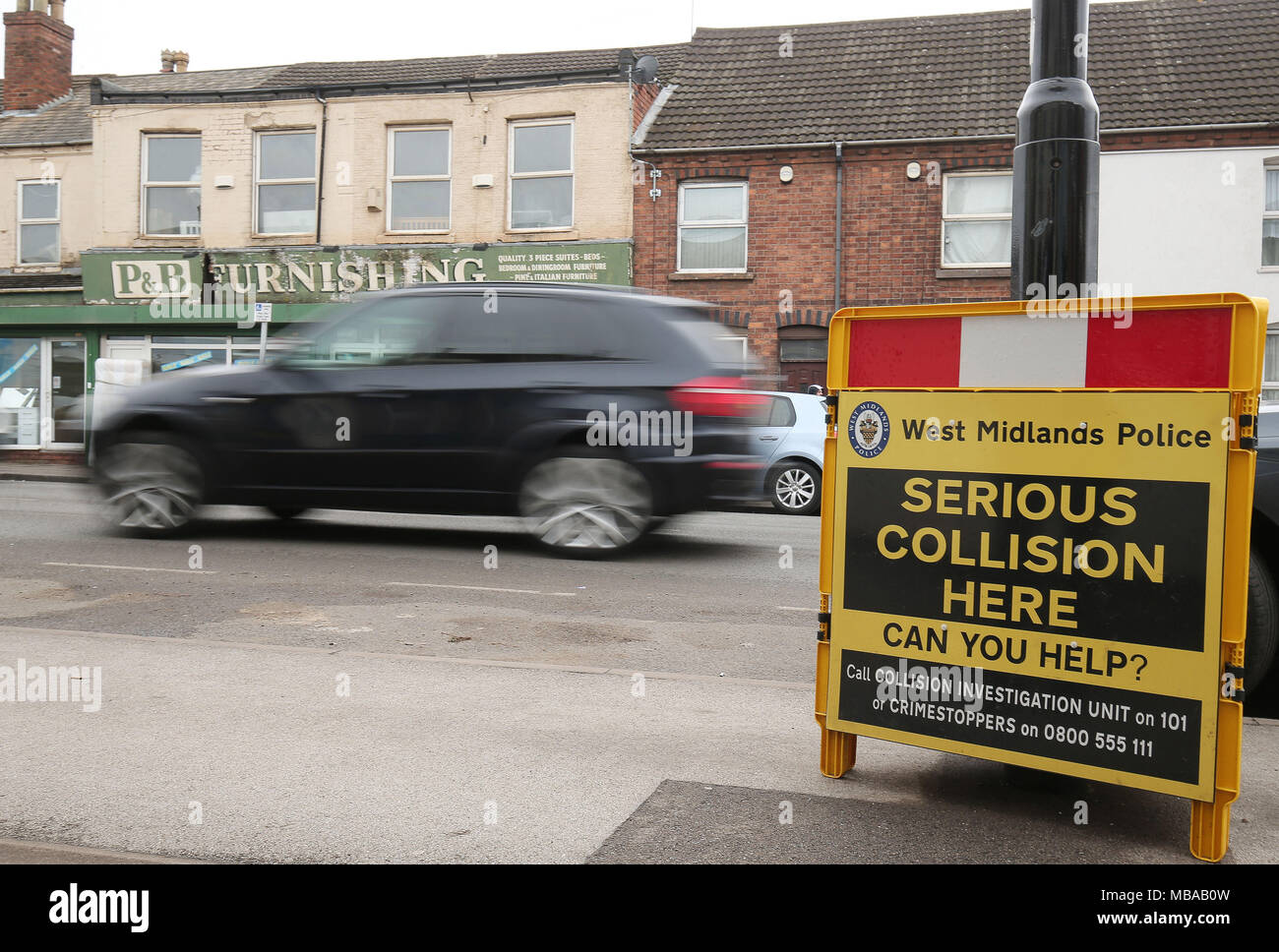 Un segno di polizia su Stoney Stanton Road a Coventry dopo un due-anno-vecchio ragazzo è morto dopo essere stato colpito da una Volkswagen Bora. Foto Stock