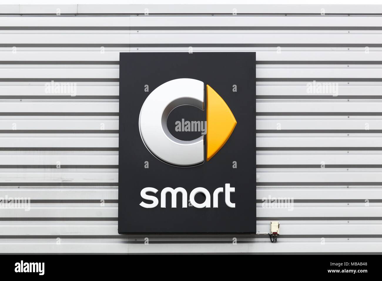 Villefranche, Francia - 18 Marzo 2018: Smart logo su una parete. Smart Automobile è una divisione di Daimler Foto Stock
