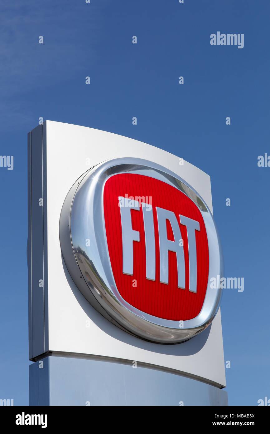 Ebeltoft, Danimarca - 5 Maggio 2016: Fiat logo su un pannello. Chrysler Fiat Automobiles è un italo-corporation Foto Stock