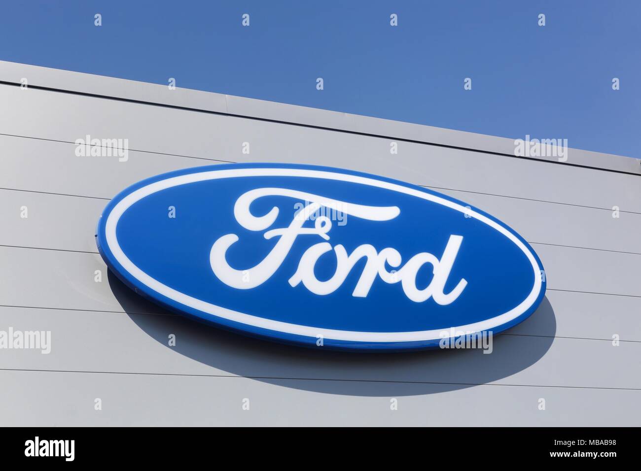 Villefranche, Francia - 28 Maggio 2017: Ford logo su una parete. Ford è una multinazionale americana automobilistico con sede a Dearborn, Michigan, Stati Uniti d'America Foto Stock
