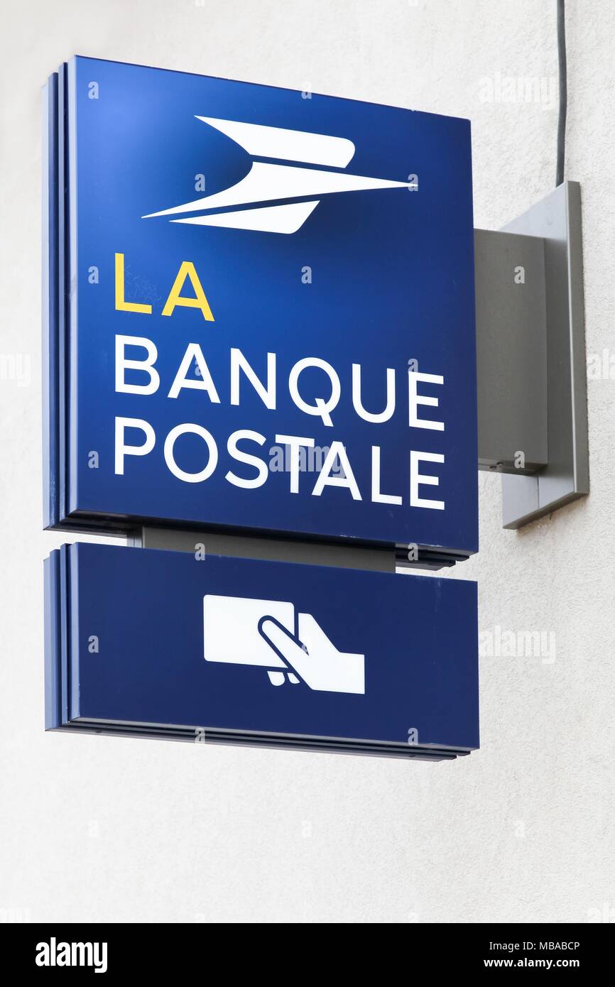 Villefranche, Francia - 18 Marzo 2018: la Banque postale logo su una parete. La Banque postale è una banca francese creata il 1 gennaio 2006 Foto Stock