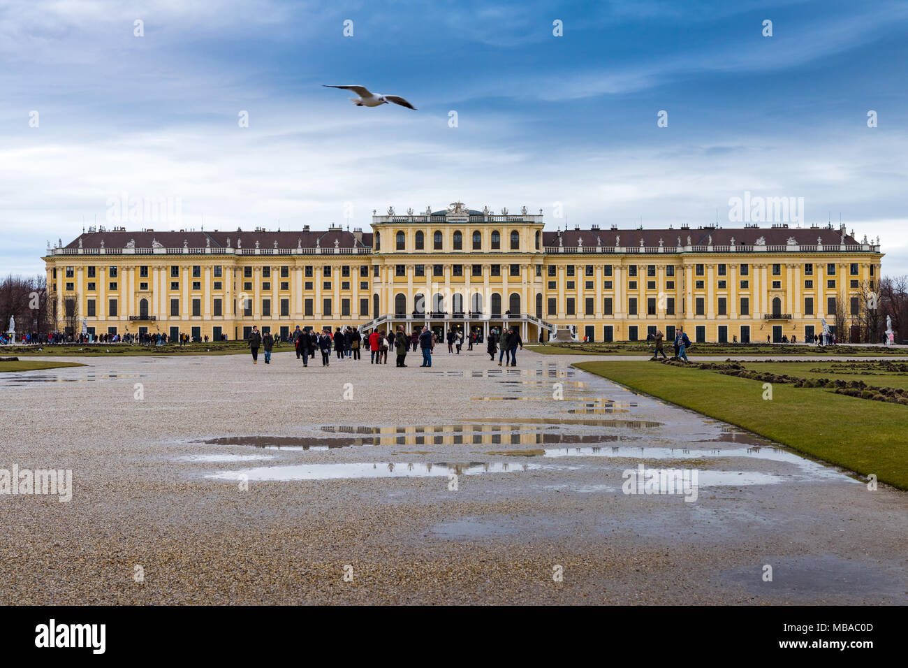 Il parco giardino di Palazzo Shonbrunn (Wien) nella giornata piovosa con piccole pozze e ai grandi gruppi di turisti a piedi attorno a Foto Stock