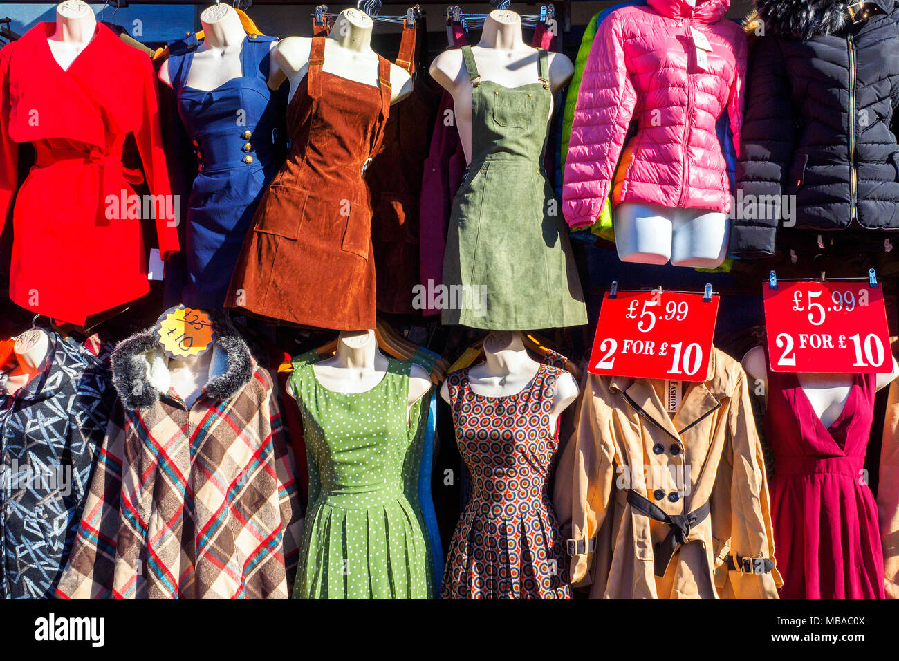 Vestiti per la vendita al mercato di Camden - Londra, Inghilterra Foto Stock