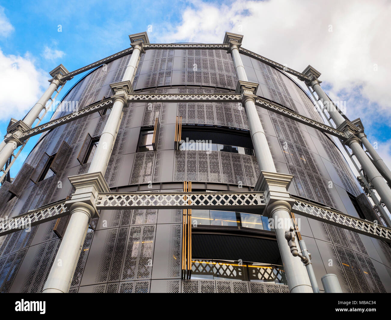 Ghisa gasholders Vittoriano al King's Cross transormed in case di lusso a St Pancras Lock sul Regent's Canal - Londra, Inghilterra Foto Stock