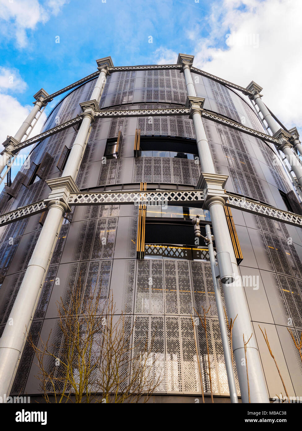 Ghisa gasholders Vittoriano al King's Cross transormed in case di lusso a St Pancras Lock sul Regent's Canal - Londra, Inghilterra Foto Stock