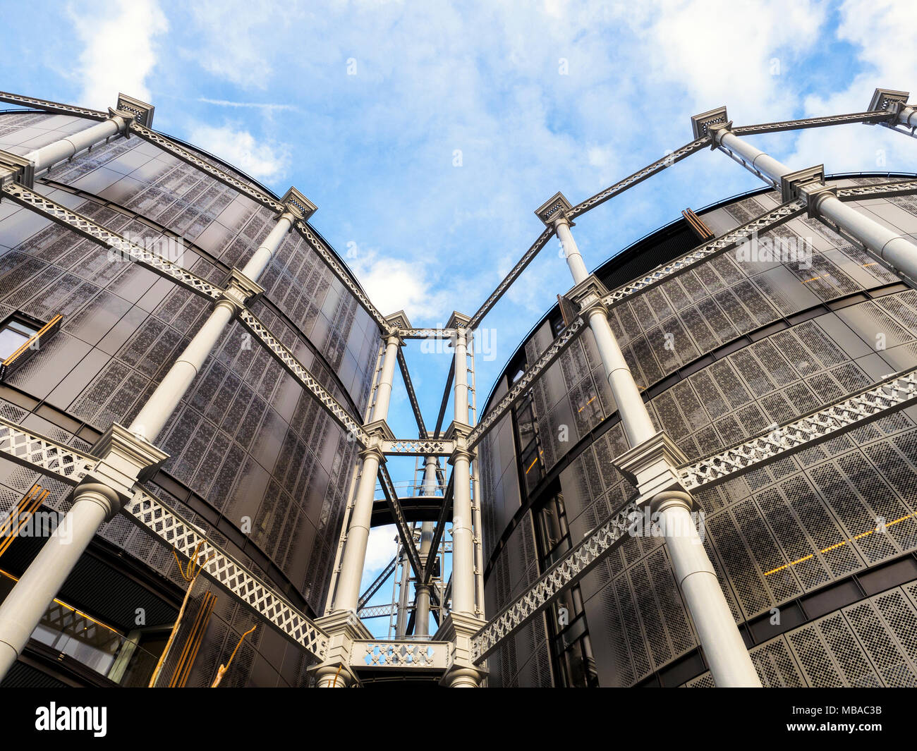 Ghisa gasholders Vittoriano al King's Cross transormed in case di lusso a St Pancras Lock sul Regent's Canal - Londra, Inghilterra Foto Stock