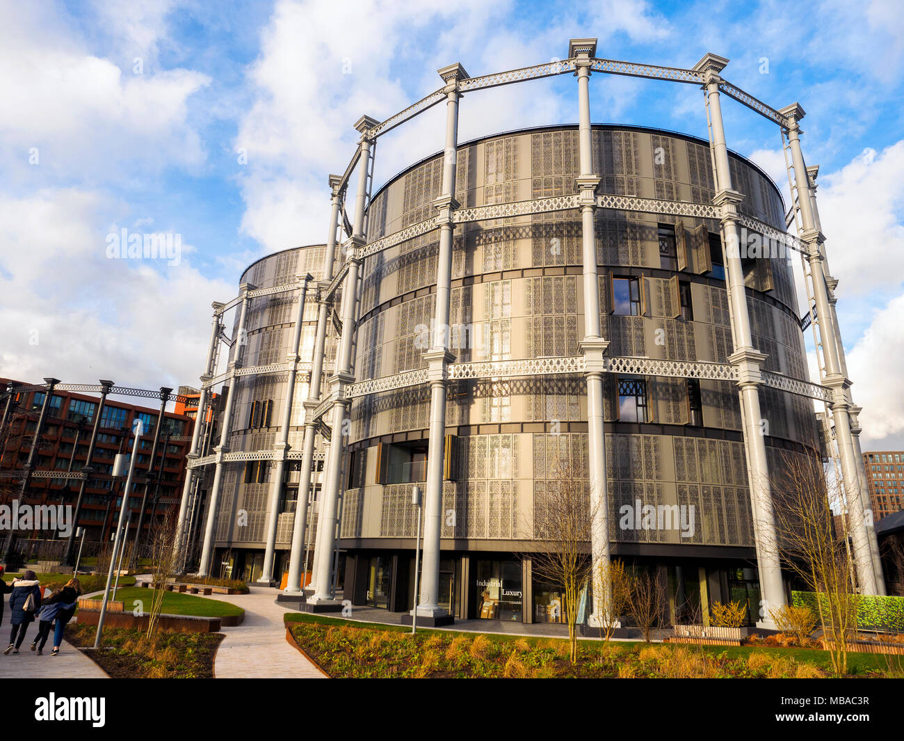 Ghisa gasholders Vittoriano al King's Cross transormed in case di lusso a St Pancras Lock sul Regent's Canal - Londra, Inghilterra Foto Stock