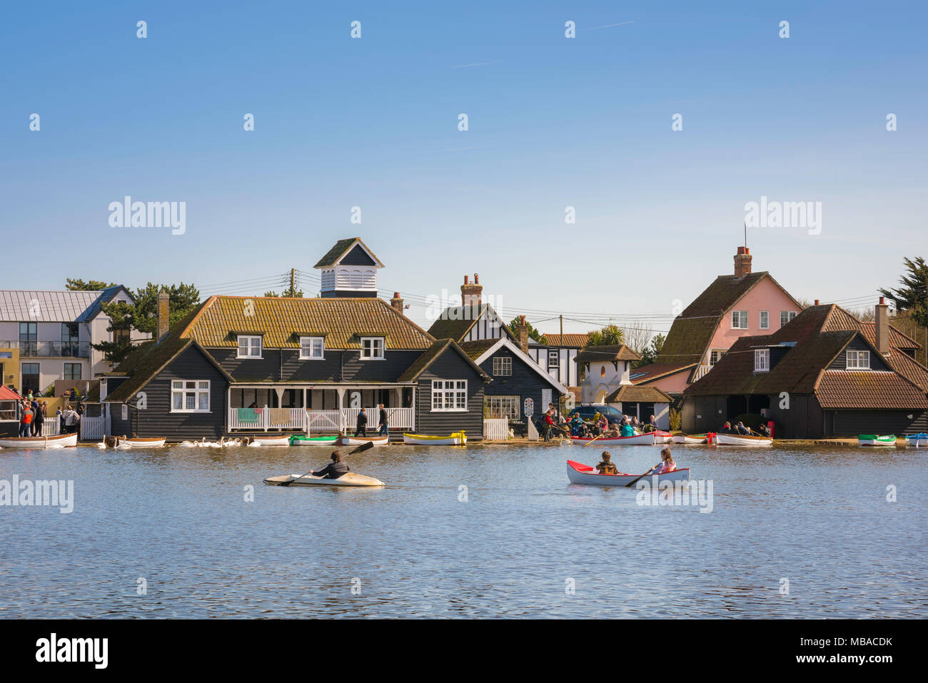 Thorpeness Suffolk lago, le persone godono di un bel pomeriggio di sole in barca sul lago al centro di Thorpeness noto come Meare, Suffolk, Inghilterra, Regno Unito. Foto Stock