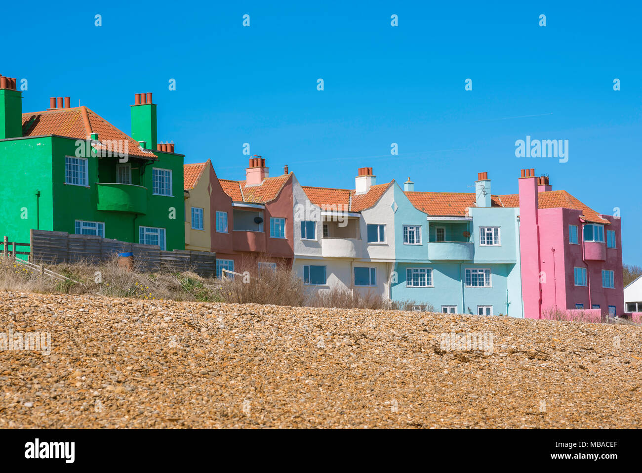 Thorpeness Suffolk Beach, vista delle Headlands, una colorata fila di case costruite nel 1937, situato sulla spiaggia di Thorpeness sulla costa di Suffolk, Regno Unito Foto Stock