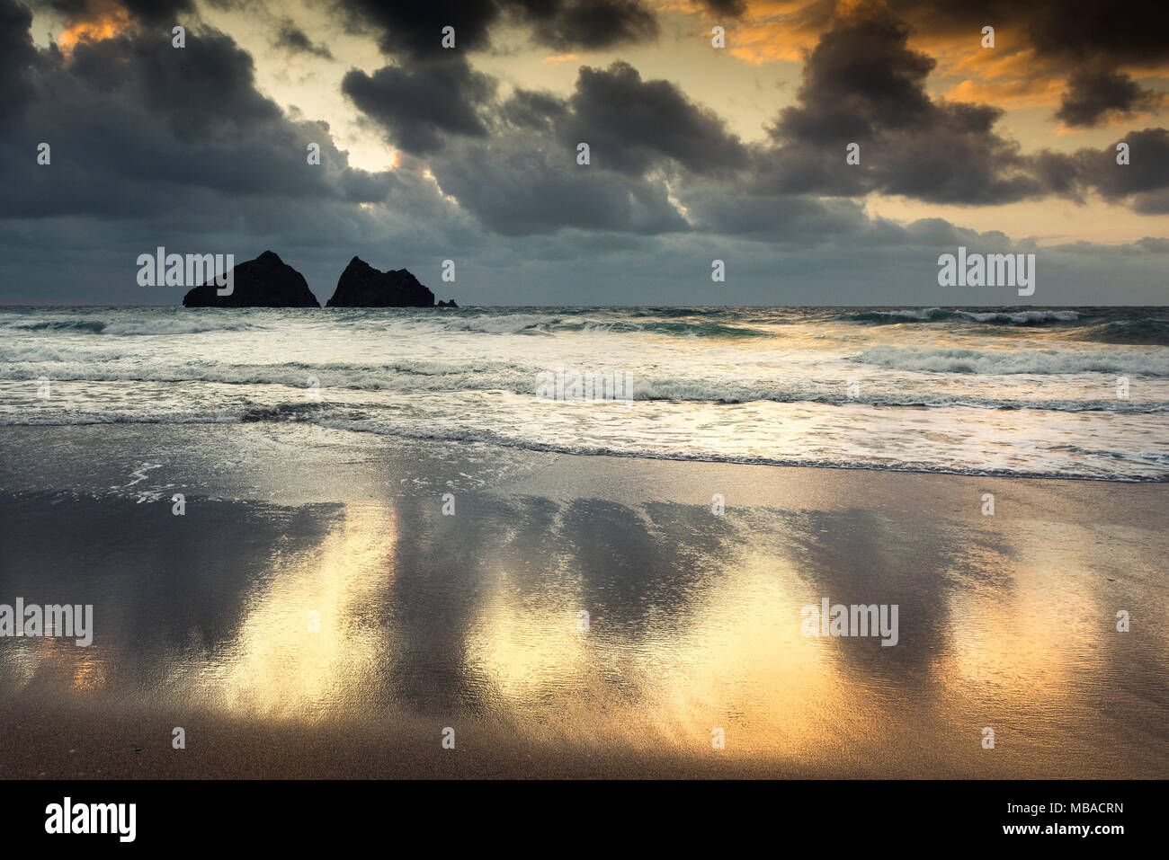 Marea di declino a Holywell Bay in Cornovaglia. Foto Stock