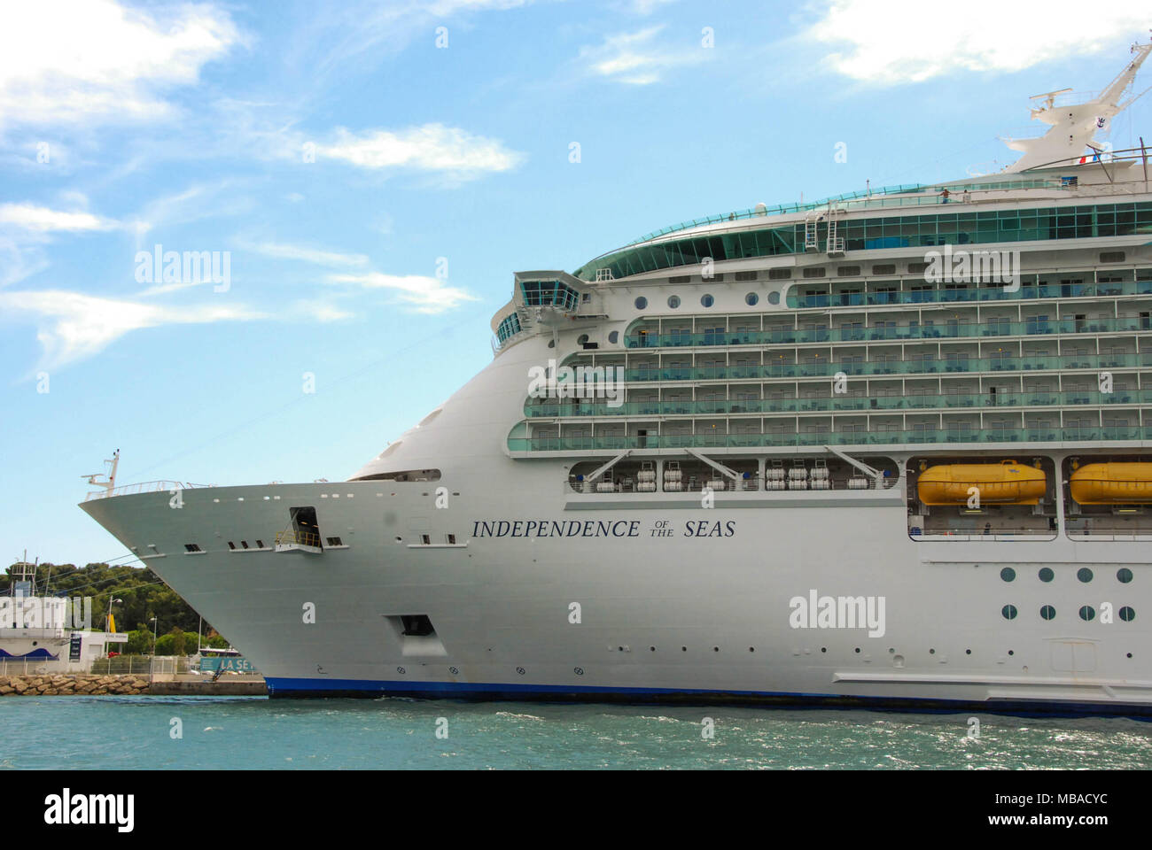 Vista orizzontale della parte anteriore della nave da crociera indipendenza dei mari Foto Stock