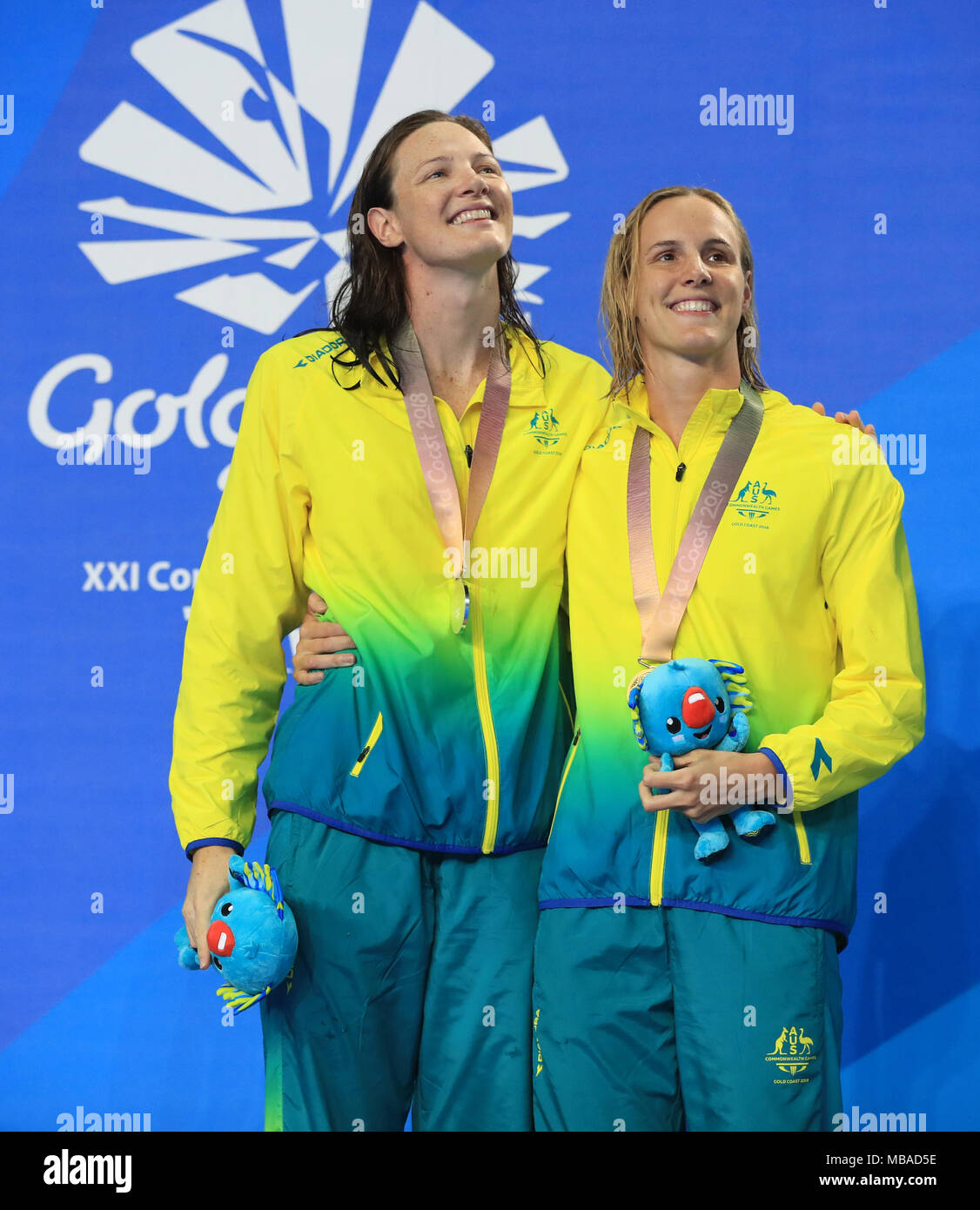 Australia Bronte Campbell celebra vincendo oro con Australia Cate Campbell che ha vinto l'argento in donne 100m Freestyle Finale al Gold Coast centro acquatico durante il giorno cinque del 2018 Giochi del Commonwealth in Gold Coast, Australia. Stampa foto di associazione. Picture Data: lunedì 9 aprile 2018. Vedere PA storia COMMONWEALTH nuoto. Foto di credito dovrebbe leggere: Mike Egerton/filo PA. Restrizioni: solo uso editoriale. Uso non commerciale. Nessun video emulazione. Foto Stock