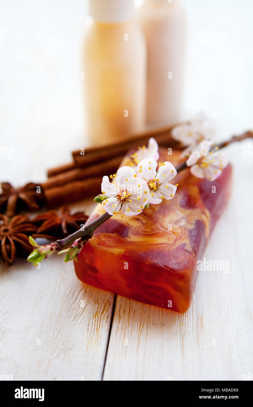 Spa e wellness impostazione con sapone naturale , Crema per il corpo con aromaterapia Foto Stock