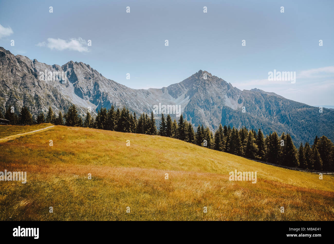 Tranquillo paesaggio autunnale delle Dolomiti nel Nord Italia Foto Stock