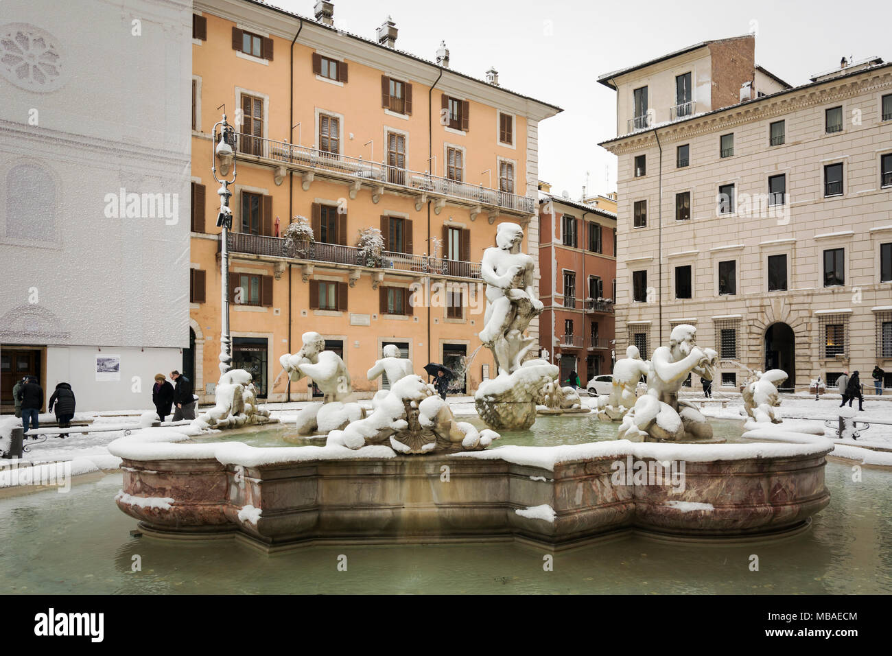 Roma, Italia, 26 febbraio 2018: la famosa Fontana di Moro (la Fontana del Moro) in Piazza Navona dopo la nevicata inusuale del 26 febbraio 2018 a Roma, Foto Stock