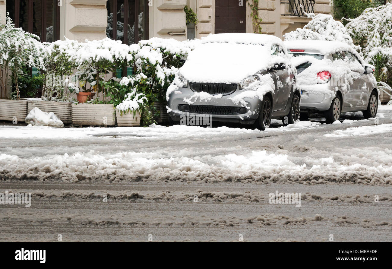 Auto parcheggiate in città quasi completamente coperto di neve. inverno freddo e concetto di temperatura Foto Stock