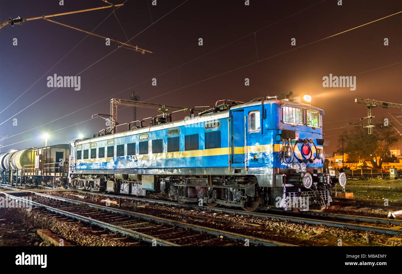 Locomotiva con un treno merci a Agra Cantonment stazione ferroviaria. India Foto Stock