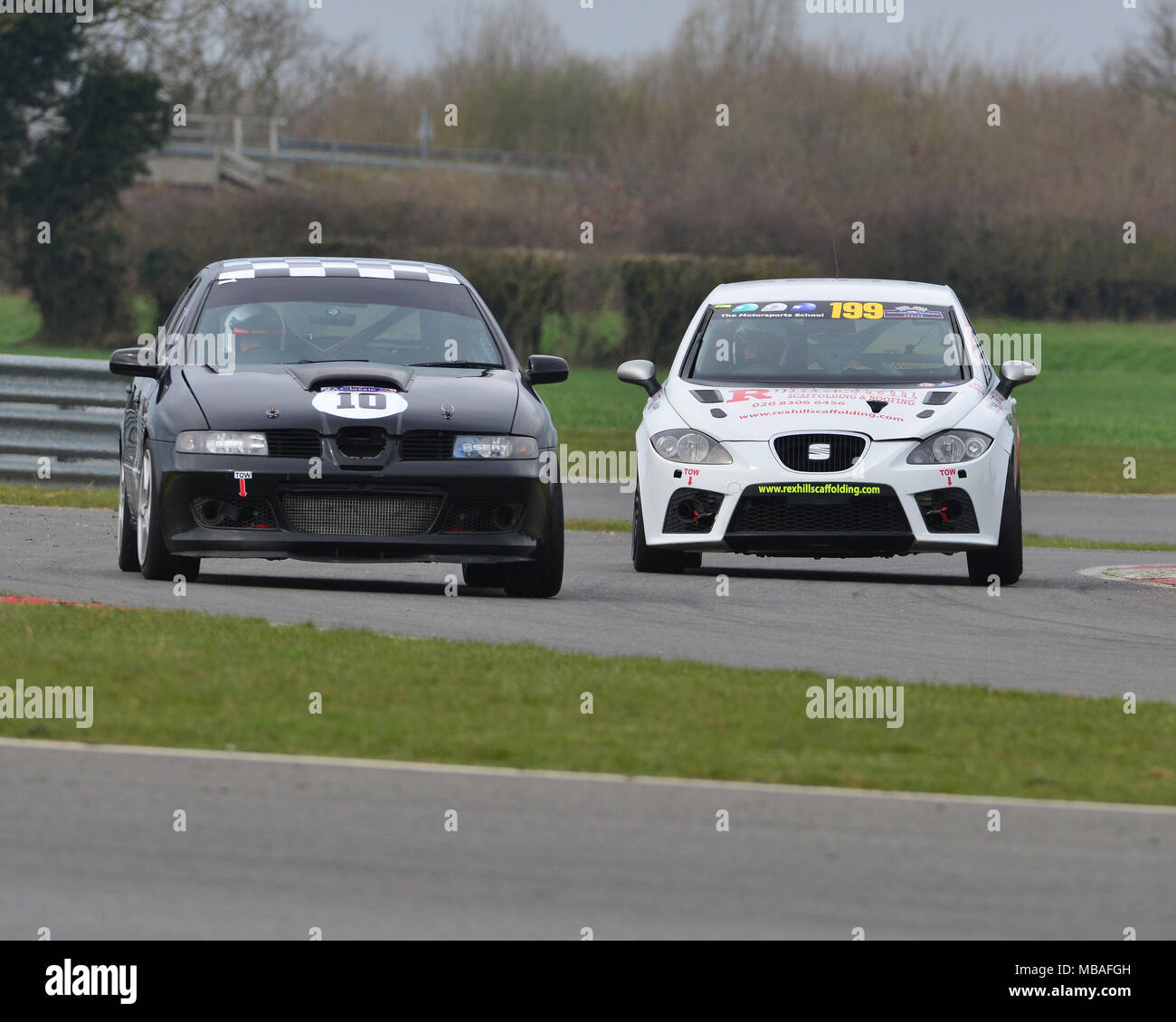 Snetterton Motor Racing, circuito di Snetterton, Norfolk, Inghilterra, sabato 7 aprile 2018. Colin Davids, Seat Leon Cupra R e Robert Hosier, SEAT Leon, Foto Stock