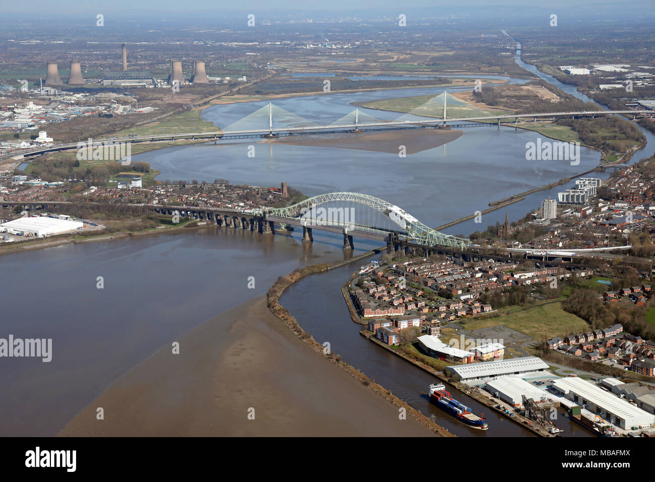 Vista aerea del Mersey due attraversamenti di ponti a Runcorn, Cheshire Foto Stock