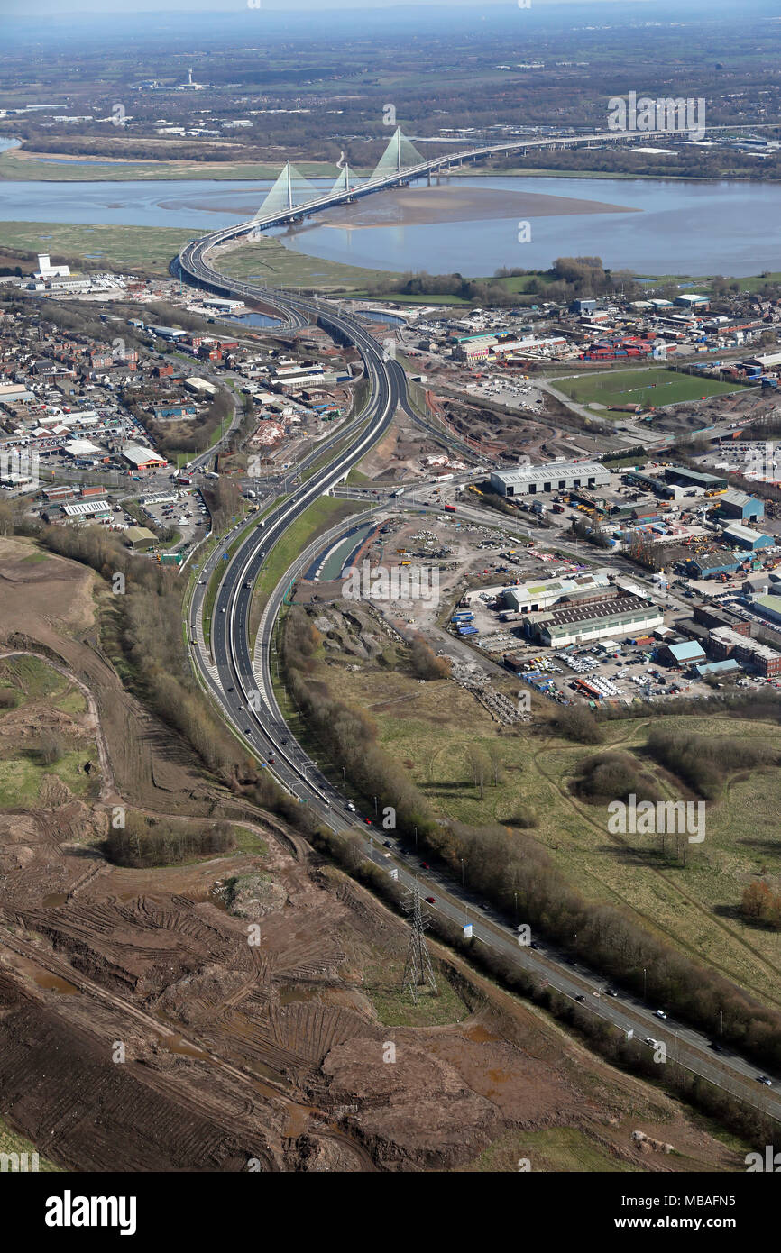 Vista aerea da Widnes lato del fiume Mersey lungo la A562 verso il nuovo ponte di Runcorn, Cheshire, Regno Unito Foto Stock
