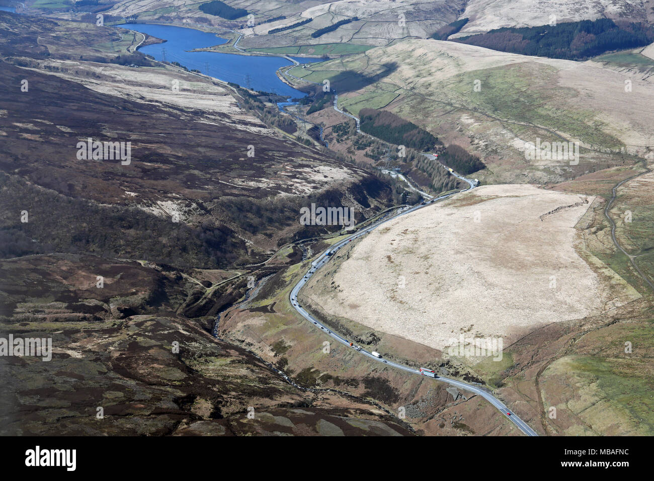 Vista aerea della A628 Woodhead Pass strada principale sui Pennines da Sheffield a Manchester Foto Stock