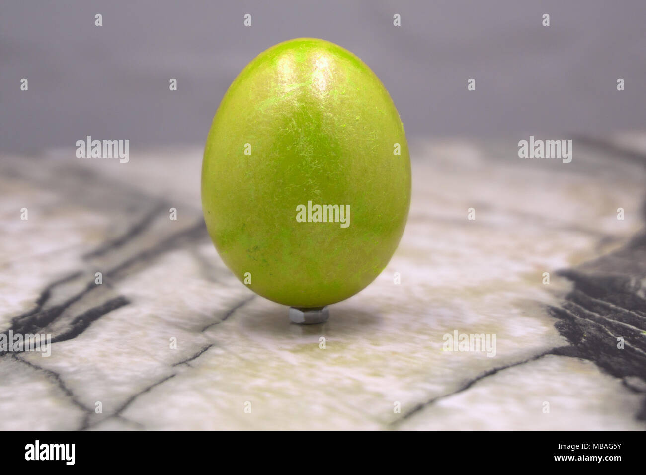 Yellow egg timer sul grigio Sfondo di legno Foto Stock
