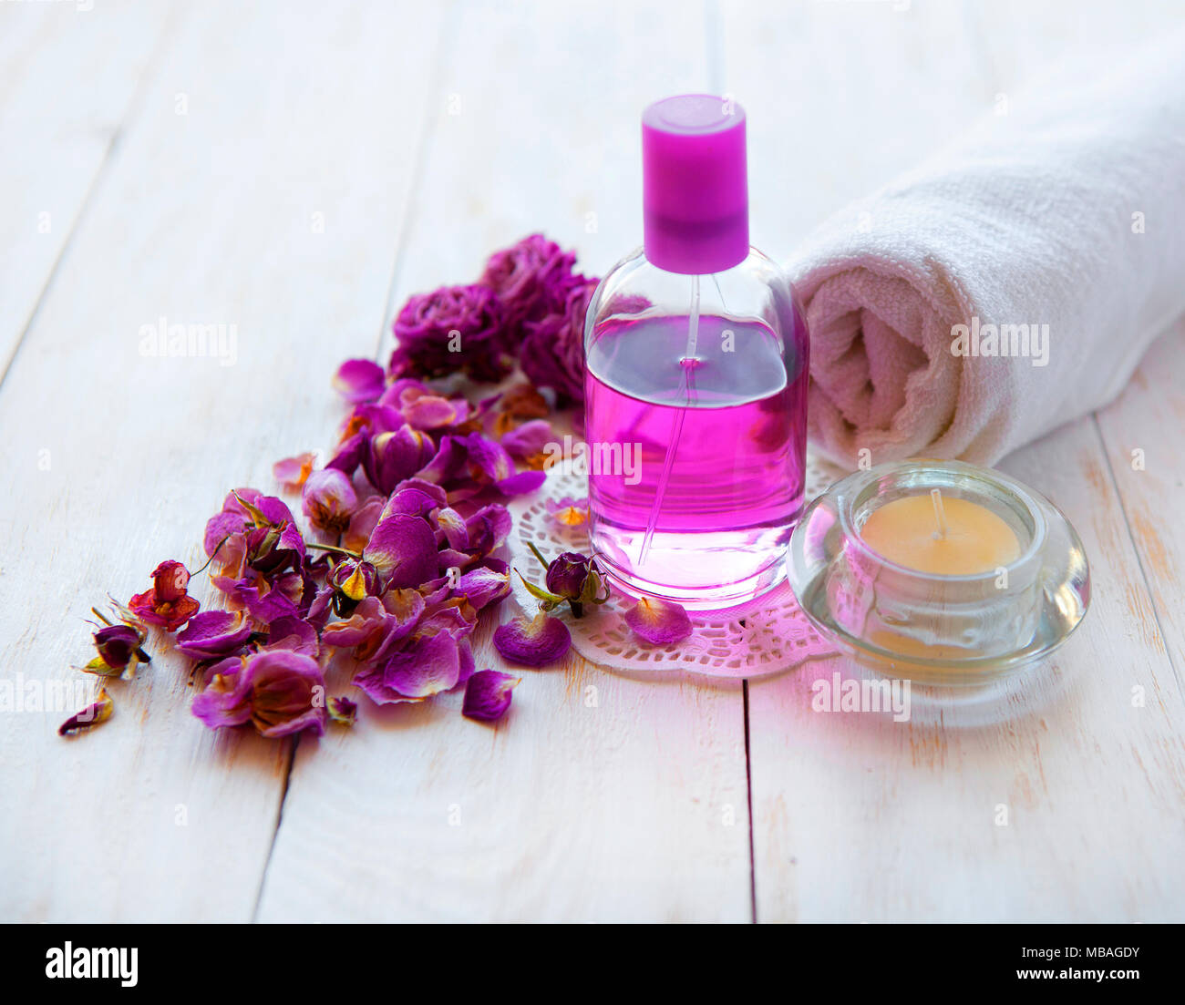 Foto di rosa spa sfondo, immagine dello zen a lume di candela, immagine di fresco asciugamano morbido sul tavolo di legno, accessori per il bagno, aromaterapia.luxury spa resort Foto Stock