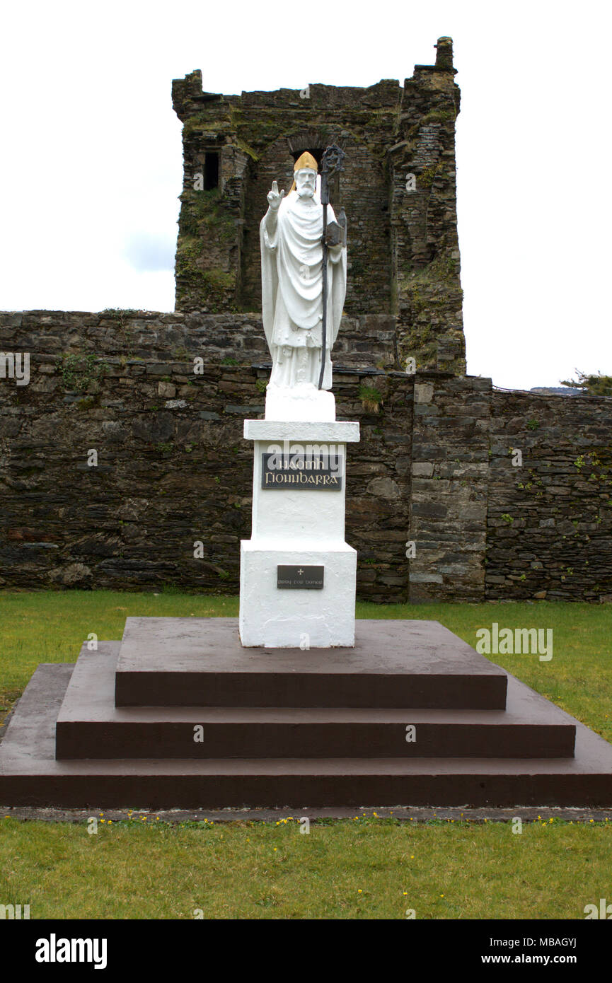 Statua di San Patrizio era un quinto secolo cristiano Romano-British missionario e vescovo in Irlanda. Nel parco del castello di carriganass.Irlanda Foto Stock