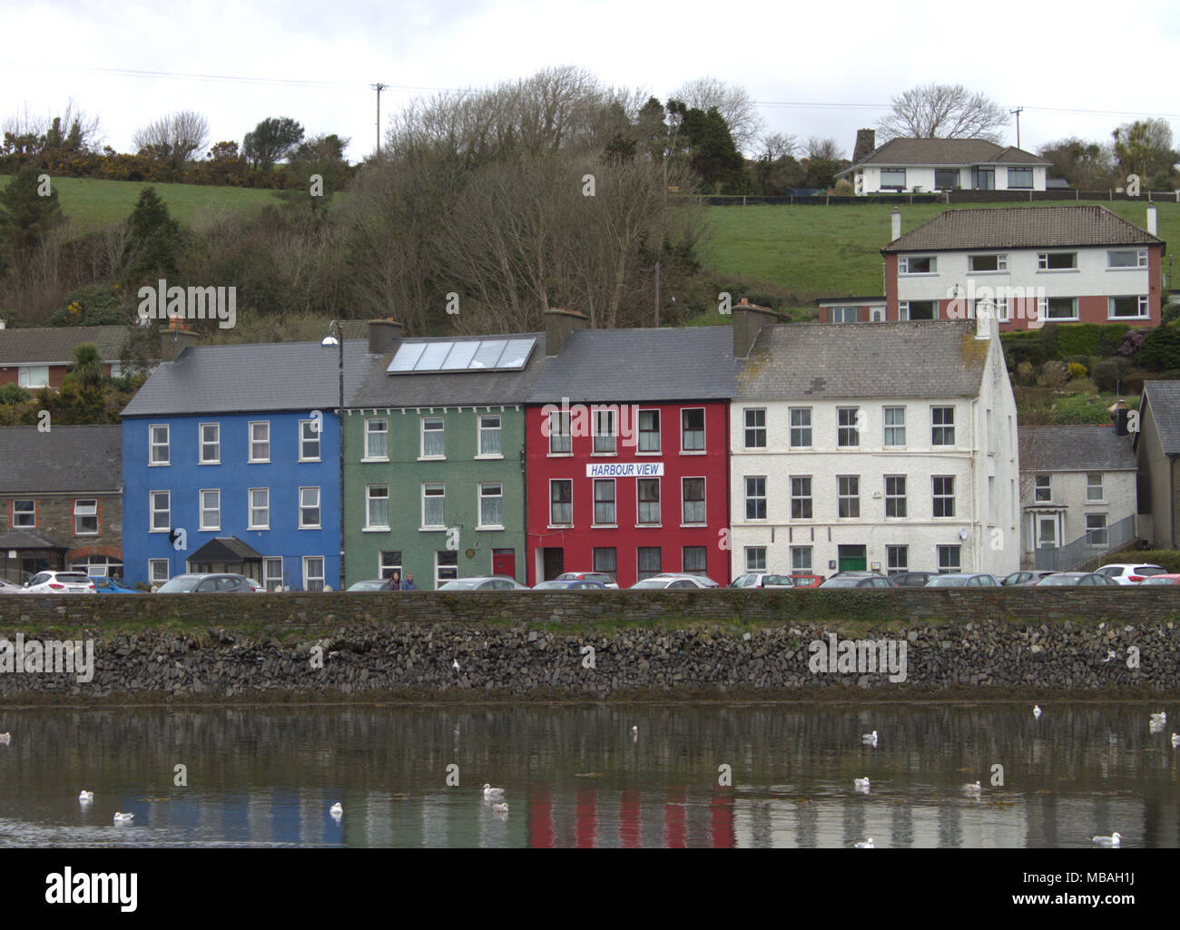 Variopinte facciate di edifici in bantry, West Cork, in Irlanda, un popolare luogo di villeggiatura e meta turistica Foto Stock