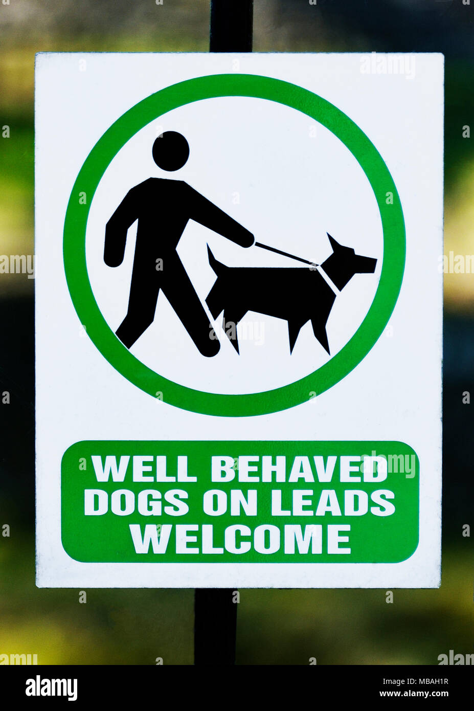 Avviso "i cani ben addestrati sulle derivazioni benvenuto". K Village, Kendal Cumbria, England, Regno Unito, Europa. Foto Stock