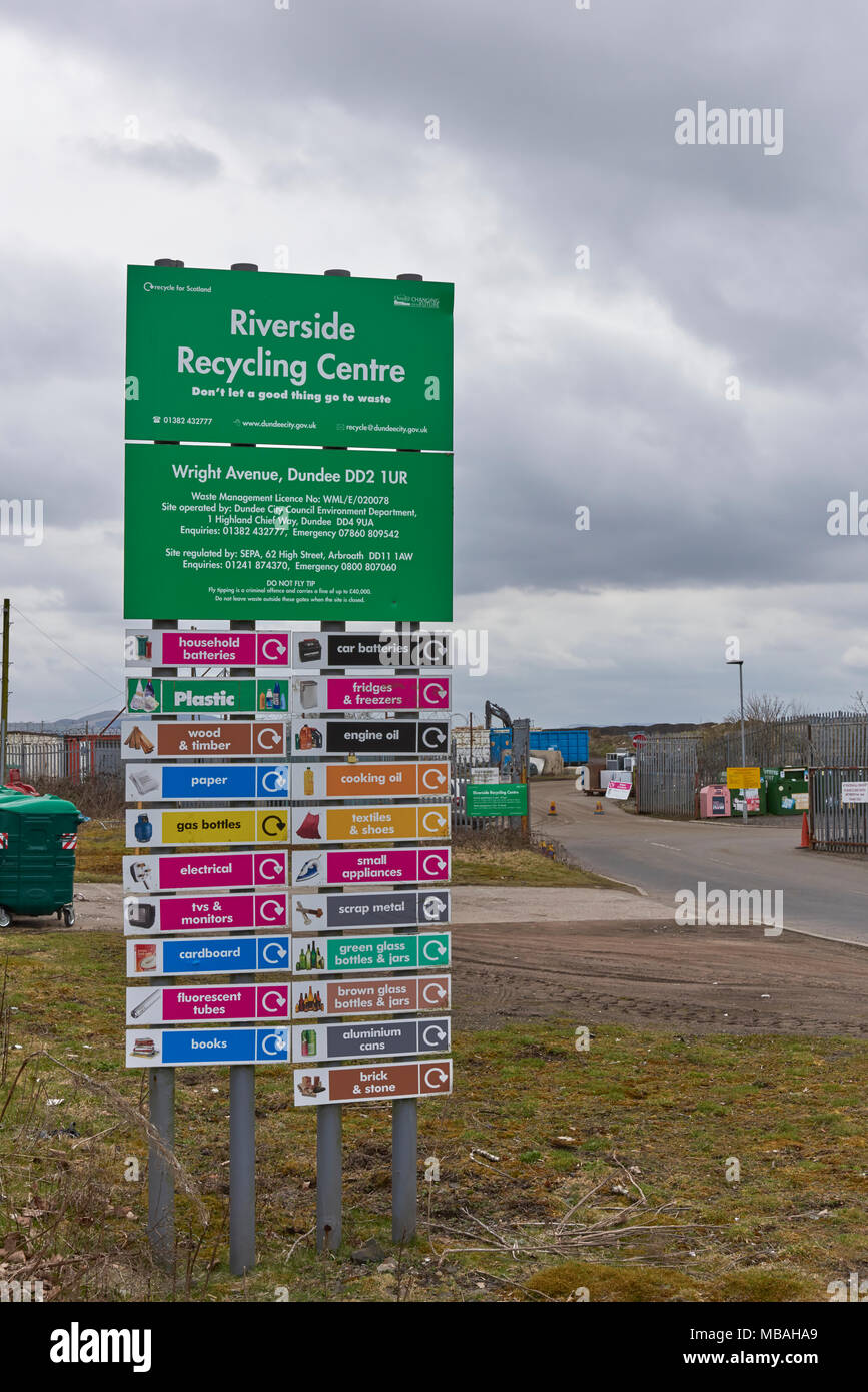 Il segno di informazioni al di fuori del Riverside Centro di riciclaggio nella periferia di Dundee, Angus, Scozia. Foto Stock