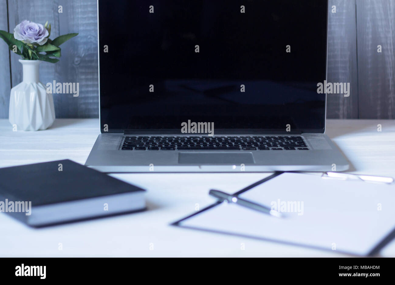 Laptop e documenti nel posto di lavoro. Foto Stock