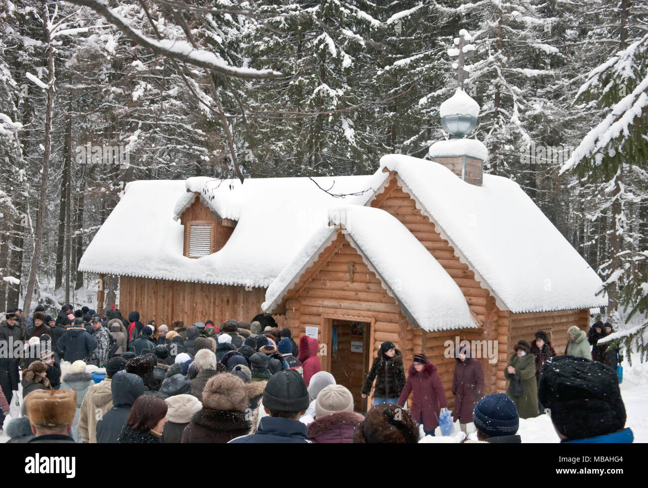 La gente va a una fonte sacra di una vacanza del Battesimo di Cristo. La città di Gorodets. La Russia. Foto Stock